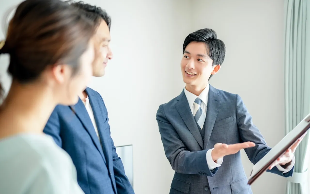 資料を確認するスタッフとお客様